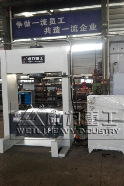 150噸龍門液壓機