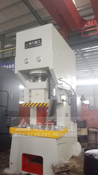 250噸液壓沖床車(chē)間實(shí)物圖