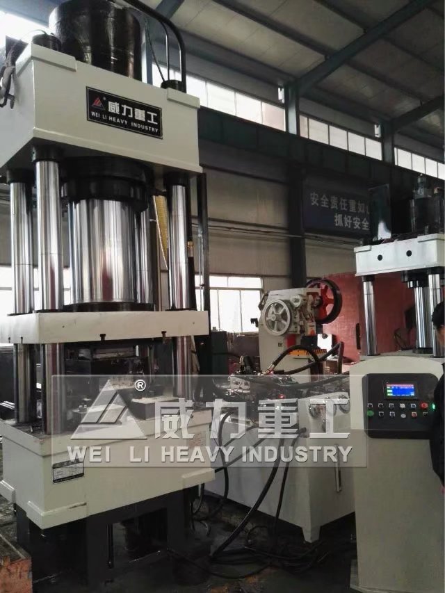 400噸四柱油壓機(jī)試壓現(xiàn)場