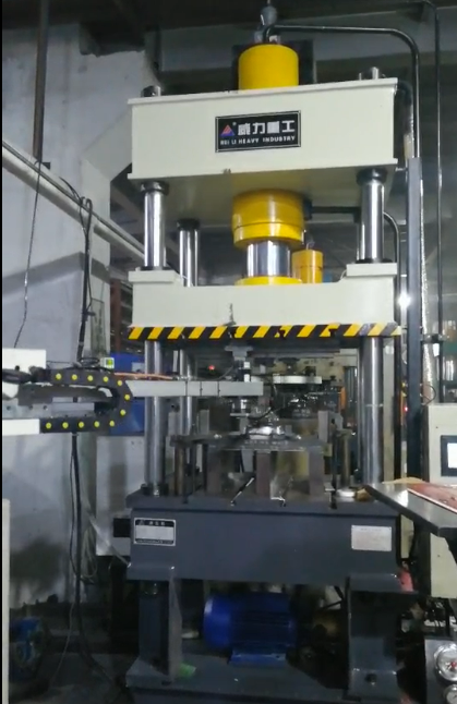 100噸液壓機(jī)工作現(xiàn)場