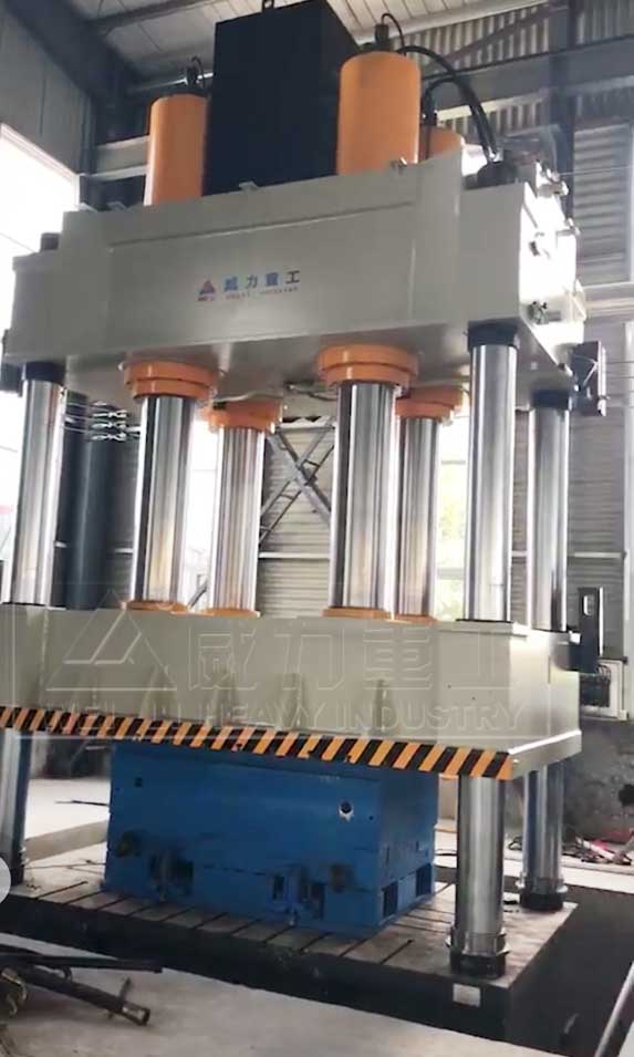 1600噸SMC復合材料成型油壓機客戶工作現(xiàn)場圖