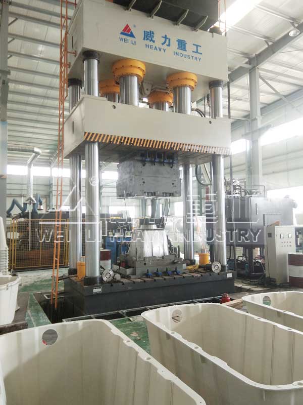2000噸SMC凈水槽模壓成型油壓機(jī)客戶現(xiàn)場圖