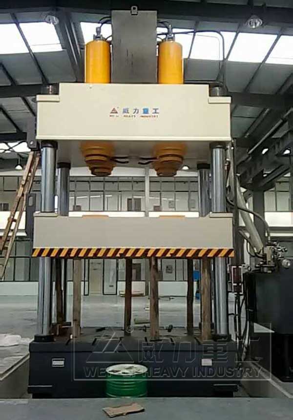 1000噸多缸四柱油壓機客戶現(xiàn)場圖