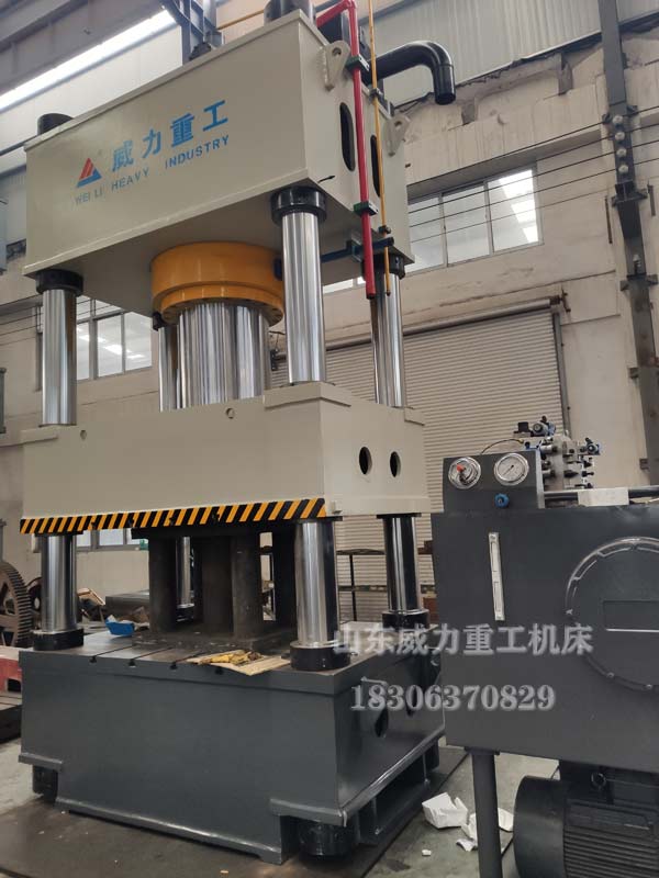 800噸四柱油壓機(jī)車(chē)間實(shí)物圖