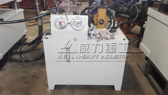 四柱油壓機(jī) 四柱油壓機(jī)